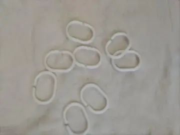 anneaux de rideaux de douche en plastique.