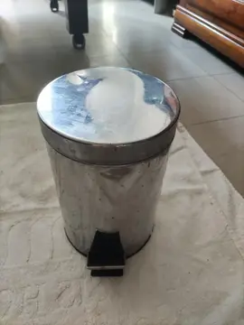 petite toilette de salle de bain ou de toilette.