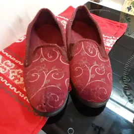 Paire de chaussons (indiqué 39 mais plutôt un 38)