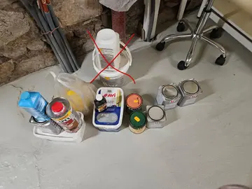 Différentes peintures, brou de noix...