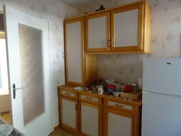 Meubles de cuisine en bois verni