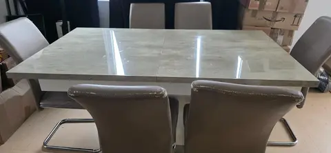 donne table et les 6 chaises dans l état