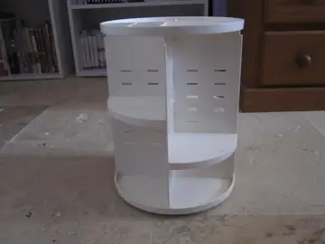 donne accessoire pour produit de beauté