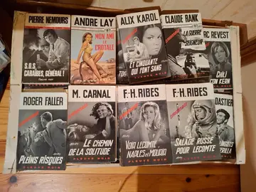 Lot de livres d'espionnage.