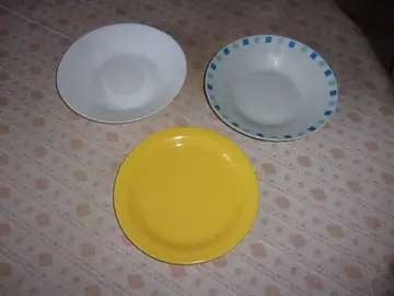 Lot 3 assiettes (2 creuses et 1 à dessert) Dimensions : Diamètre 20 cm.