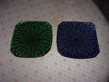 Lot 2 assiettes murales carrées Style oriental en terre cuite. Dimensions : 23 cm X 23 cm.