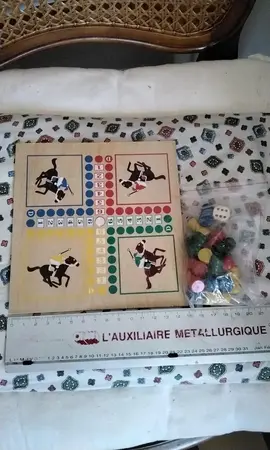 jeu de " petits chevaux" de voyage.