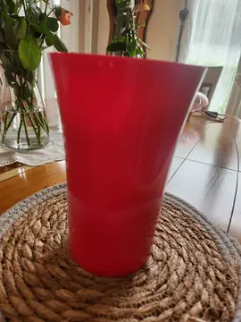 petit vase rose en plastique