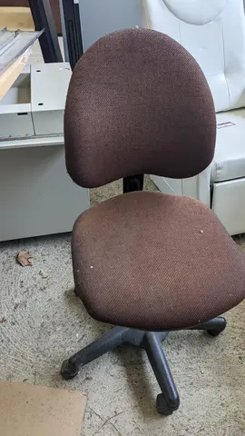 Chaise marron à roulettes