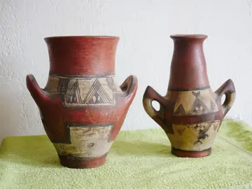 Deux poteries style antique