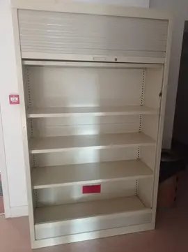 Armoire avec étagères