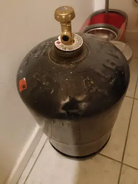 Donne bouteille gaz butane pleine