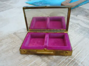 jolie petite boite pour bague ou cachets