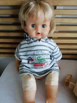 Poupon blond aux yeux bleus