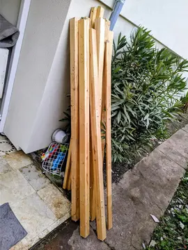 chaise de table à restaurer en bon état et des lattes bon bois