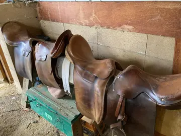 Donne 4 selles type anglaise en cuir en l'état