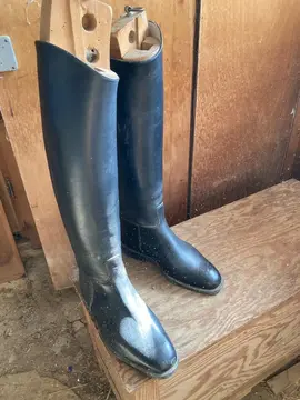 une paire de bottes equitation cuir taille 42
