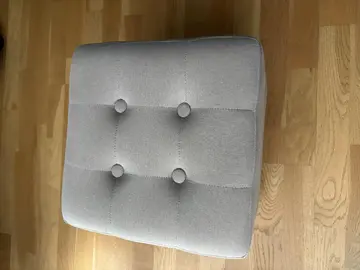 Pouf en tissu couleur taupe