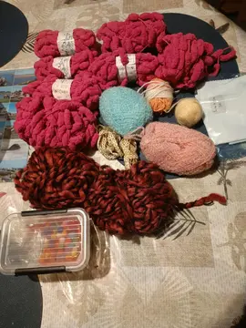 Don lot de laine et deux kits à broder