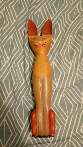 Statue de chat en bois