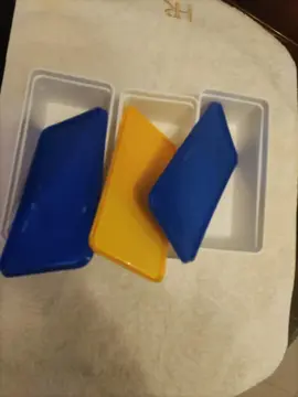 3 boites en plastique rectangulaire avec couvercle.