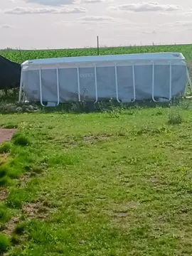 donne piscine et son échelle