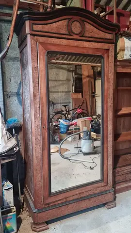 Armoire en bois et loupe d'orme