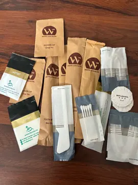 Divers échantillons : brosse à dents avec dentifrice peigne, savon, etc.