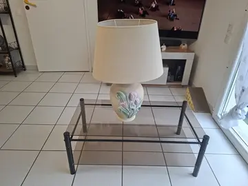 table basse en verre et lampe de sejour