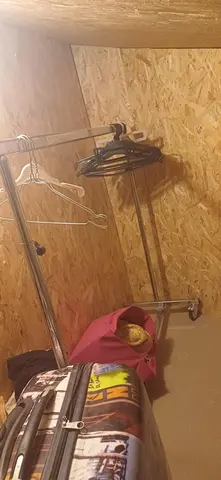 tringle à porte manteau ou penderie