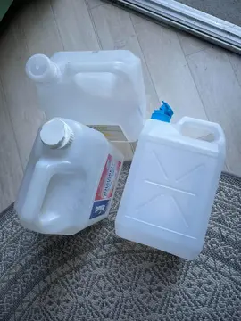 3 jerricanes 5 Litres