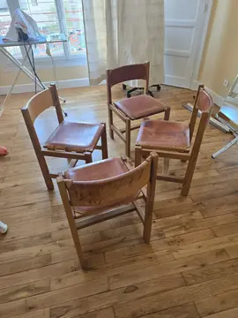 4 chaises stables en bois massif