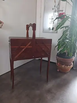 Travailleuse à réparer