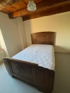 Un lit avec sommier et matelas en très bon état