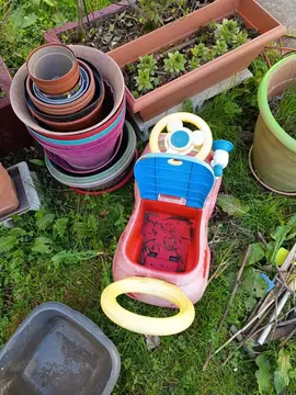 pots en plastique et voiturette pour enfants
