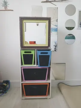 meuble à tiroirs et miroir