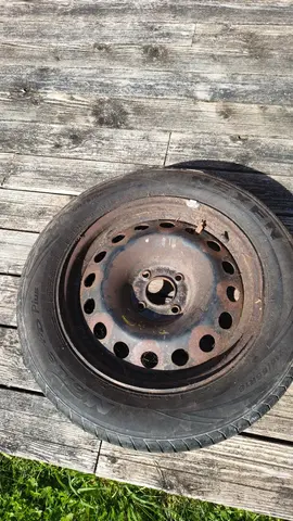 Jante et pneu de voiture