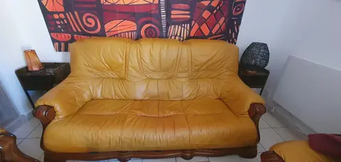 canapé non convertible et 2 fauteuils en bois et cuir