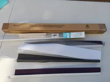 Deux stores pour fenêtres