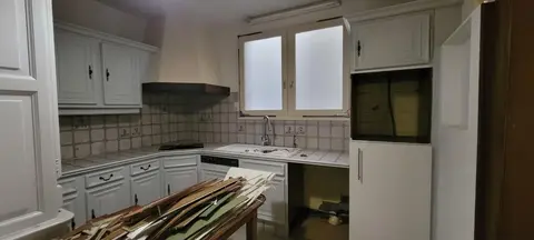 Cuisine (avec frigo et hotte)