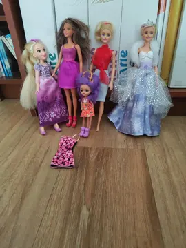 Poupées barbie et autres+ robes