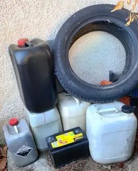 plusieurs bidons avec huile de vidange usagée