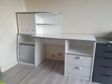 Bureau enfant marque Gautier blanc/liseré gris, en bon état général.