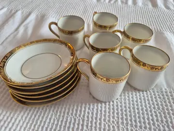 lot petites tasses et soucoupes Limoges