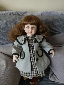 poupée porcelaine avec son support