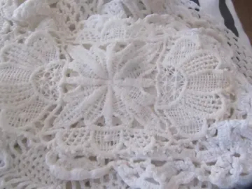 15 napperons brodés main anciens