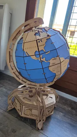 Don globe décoratif en bois