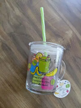 verre en plastique avec paille et glaçon