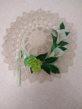 Chapeau déco et présentoir à étages