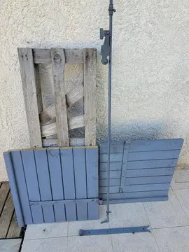 2 morceaux de volet avec 3 ferrures et 1 cremone